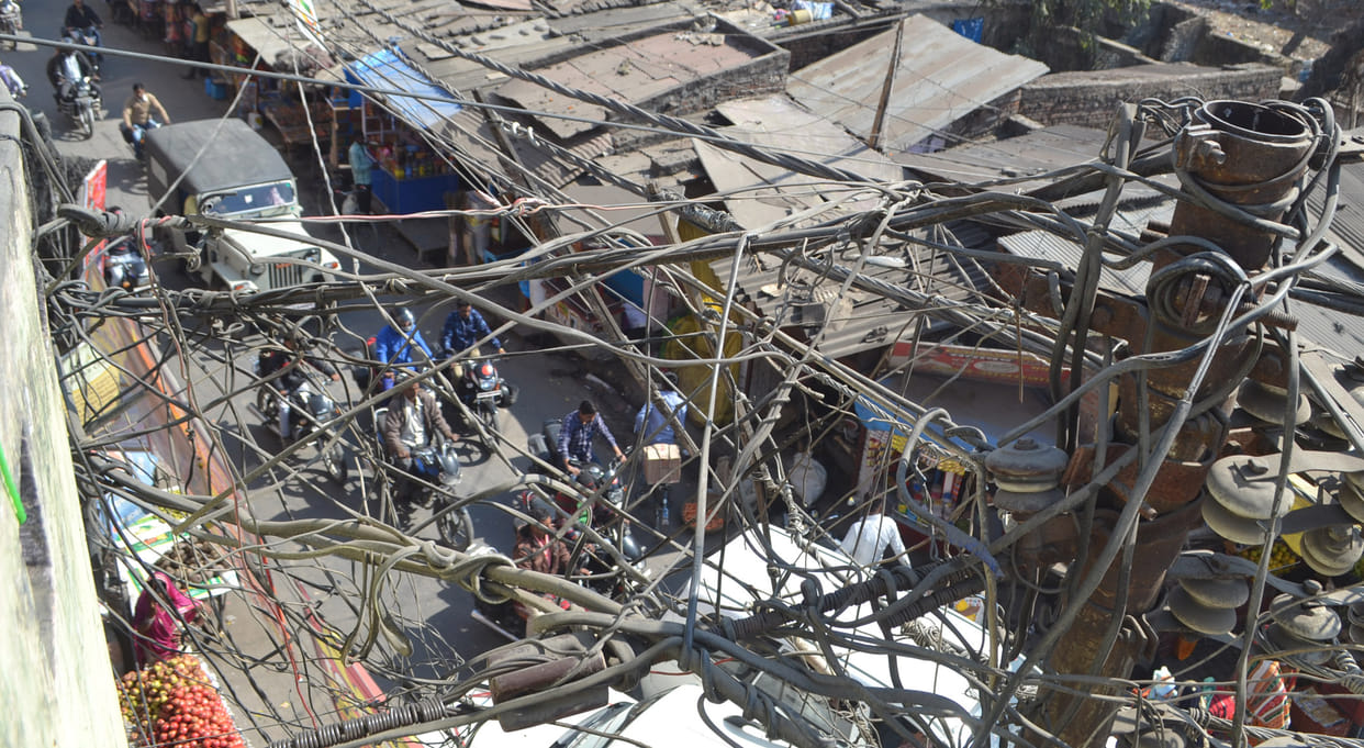 The wire hanging on the road, at risk