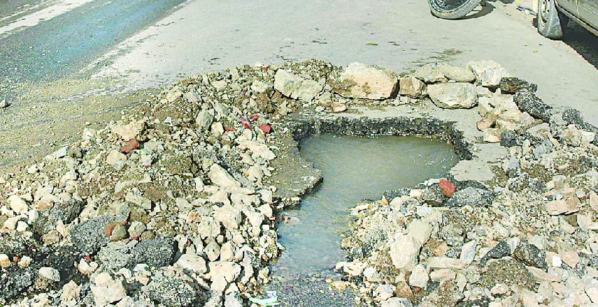 Broken broken water line for three days between highway in Ancholi