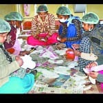 रुद्रपुर की निर्माण यूनिट में नेपकीन बनाती महिलाएं। 