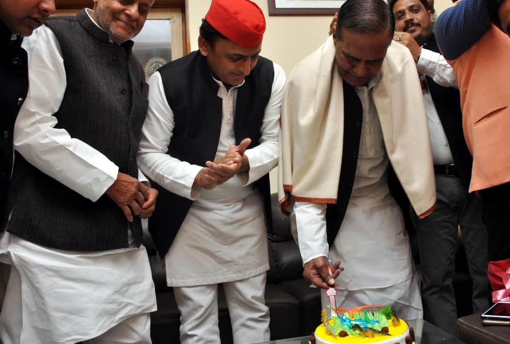 akhilesh yadav celebrates beni prasad verma's birthday.