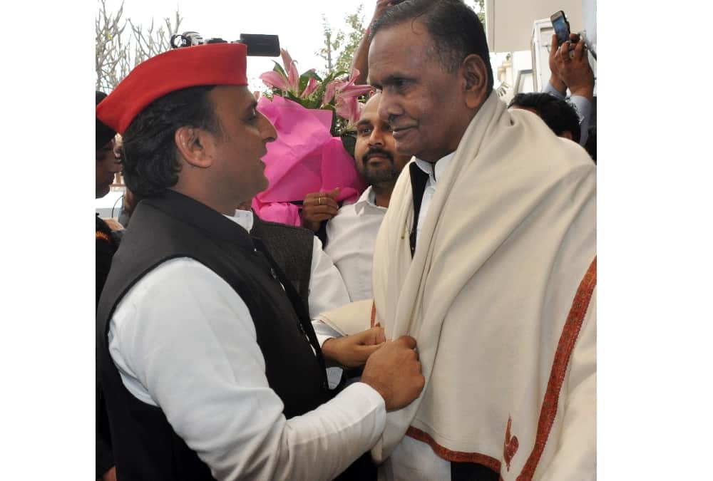 akhilesh yadav celebrates beni prasad verma's birthday.