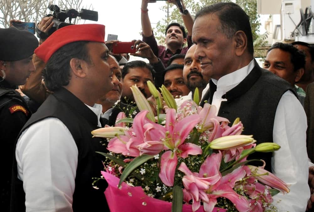 akhilesh yadav celebrates beni prasad verma's birthday.