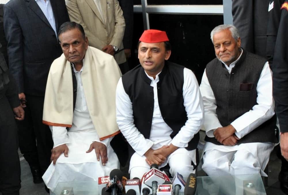 akhilesh yadav celebrates beni prasad verma's birthday.