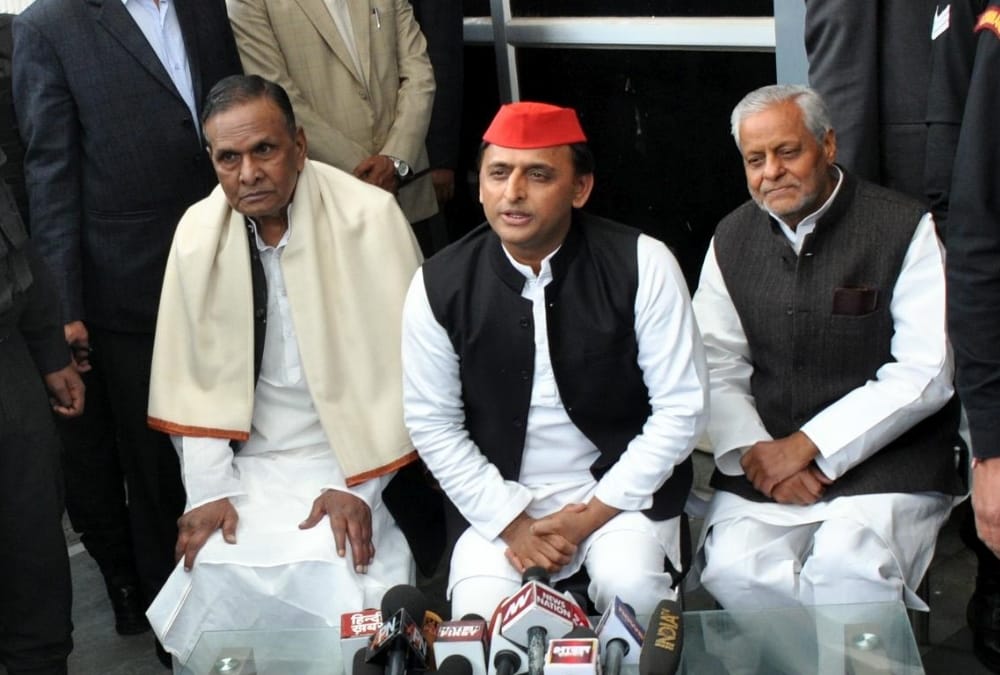 akhilesh yadav celebrates beni prasad verma's birthday.