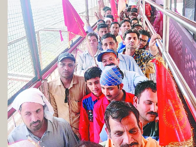 दियोटसिद्ध मंदिर में माथा टेकने पहुंचे हजारों श्रद्धालु