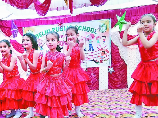 मंत्री ने नवाजे स्कूल के मेधावी