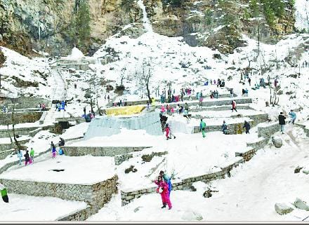रोहतांग, कुंजुम दर्रा में गिरे बर्फ के फाहे