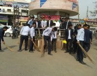 छात्र छात्राओं ने की चौराहे पर साफ सफाई
