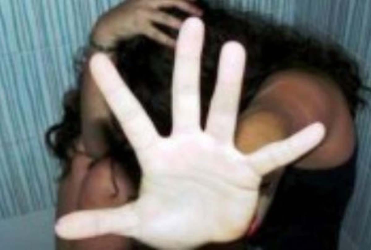 Girl was beaten between the road
