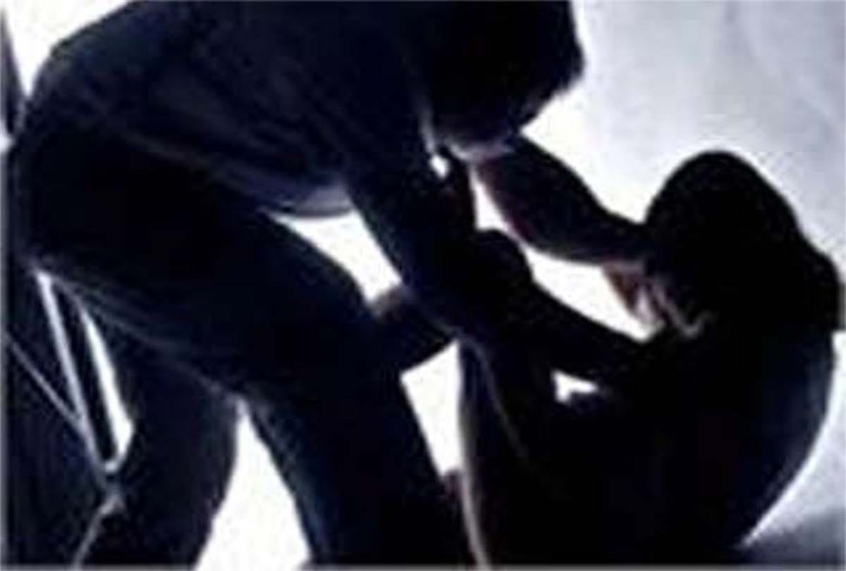 Girl was beaten between the road