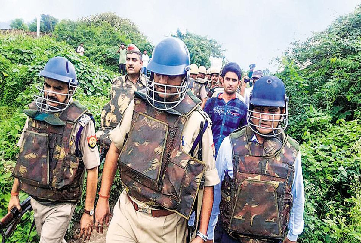 dacoit entered in villager's house and beaten them