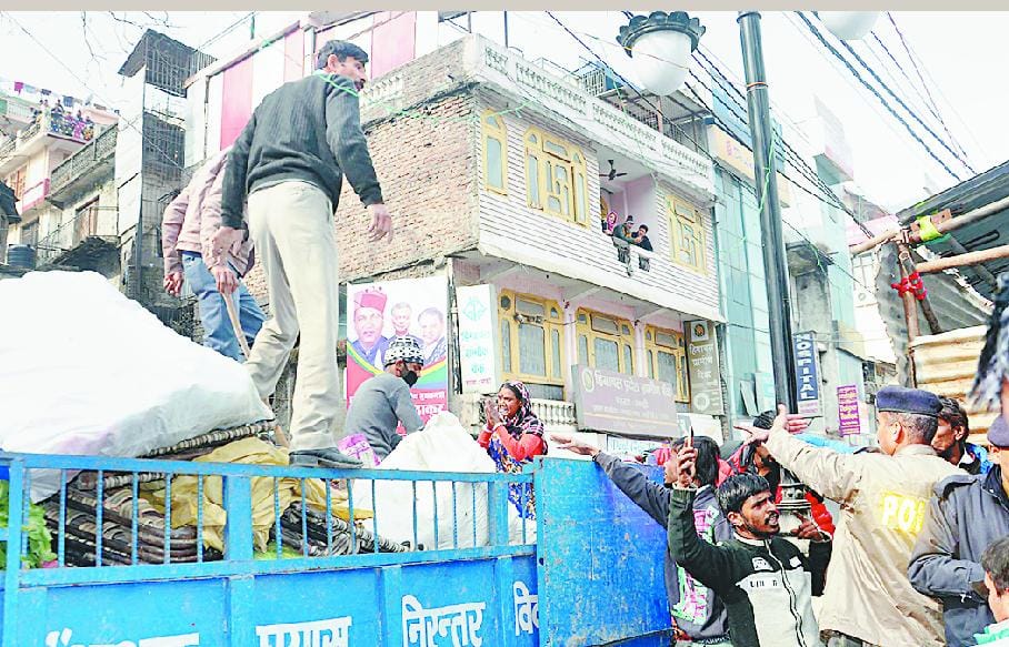 चौहाटा बाजार से सब्जियां और फल जब्त