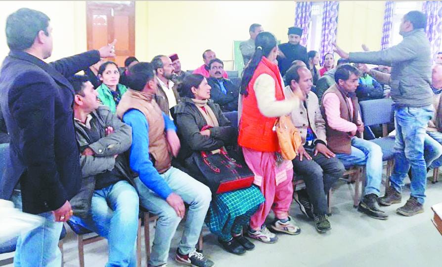 जंजैहली मसले पर डीसी के सामने उलझे प्रधान