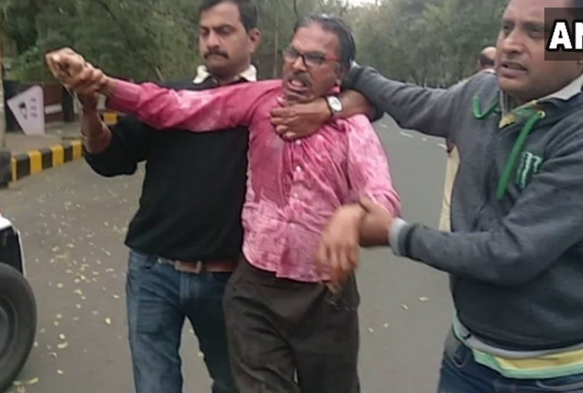 man tried to self immolate in front of CM Devendra Fadnavis nagpur house over job issue