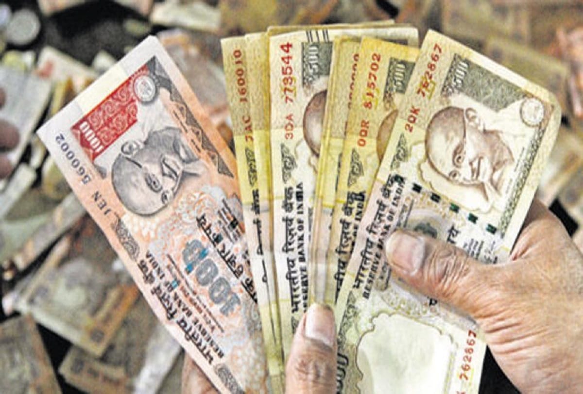 ghaziabad police seized 1 crore rupees in demonetized currency and arrest 10 people