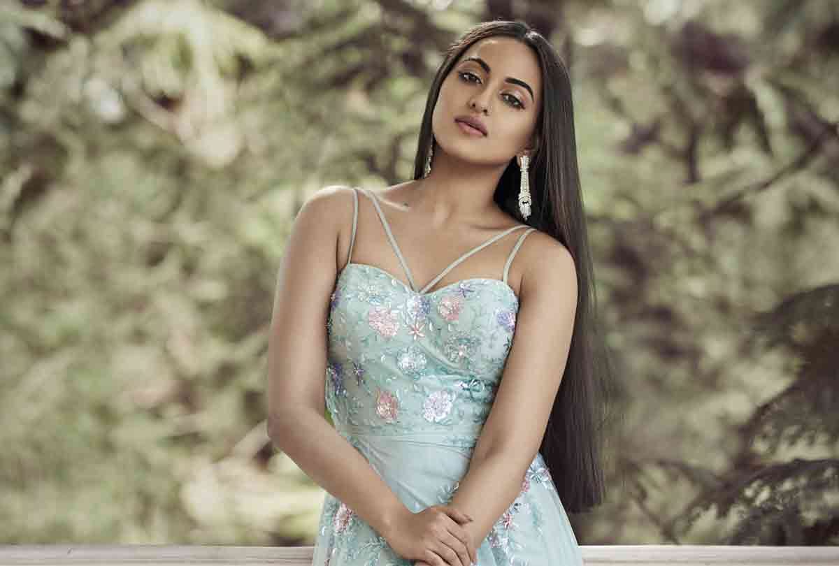 sonam kapoor say sorry to sonakshi sinha in twitter