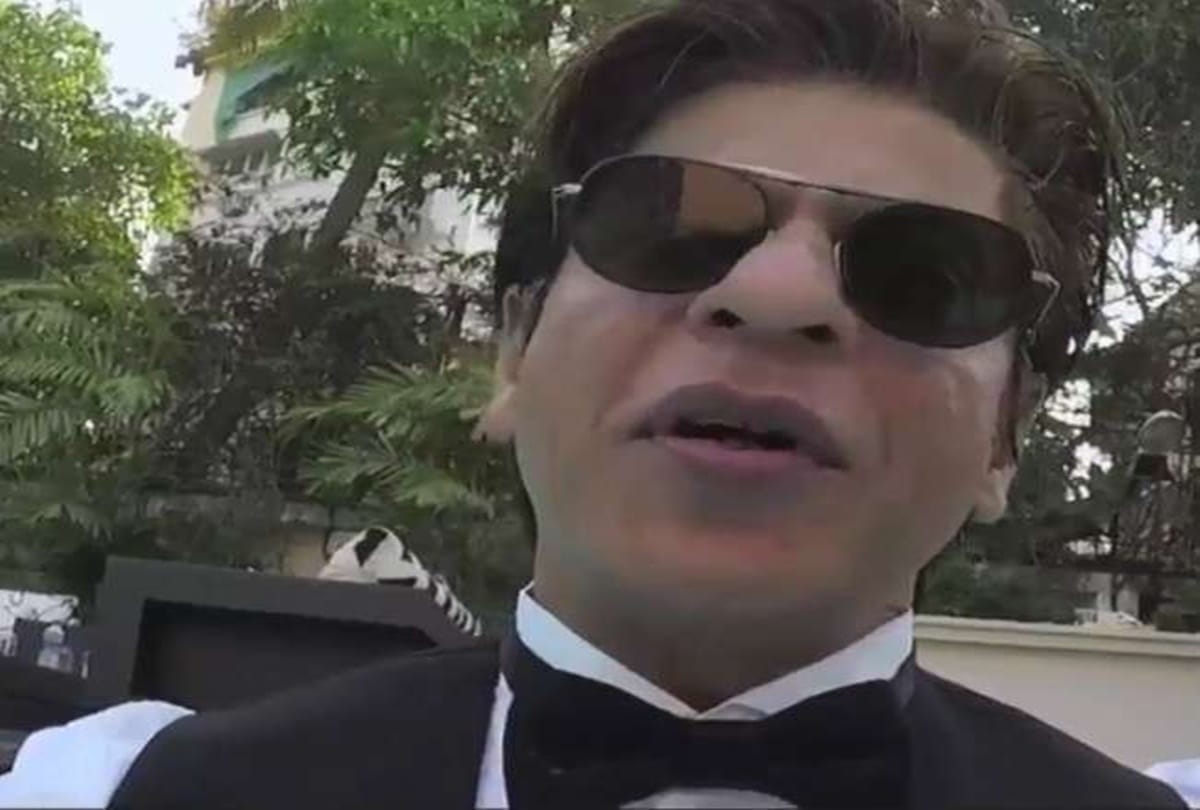 Shah Rukh Khan celebrates 33 million followers on Twitter by sharing underwater video