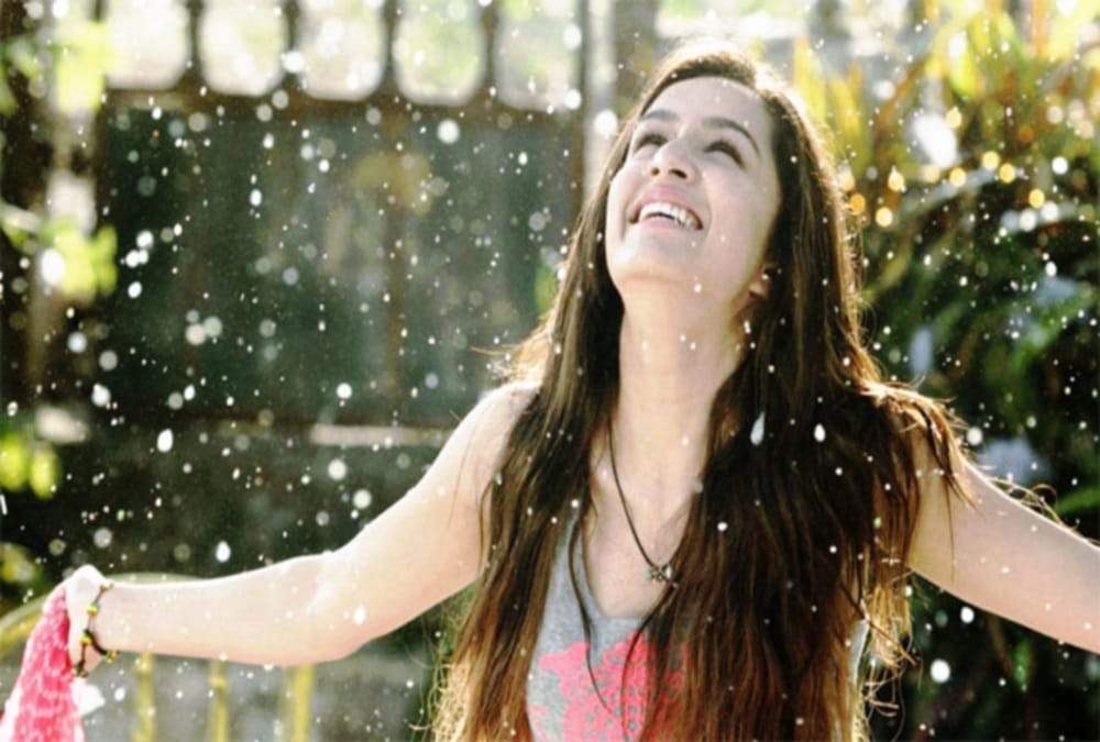 Shraddha kapoor makes painting during shooting