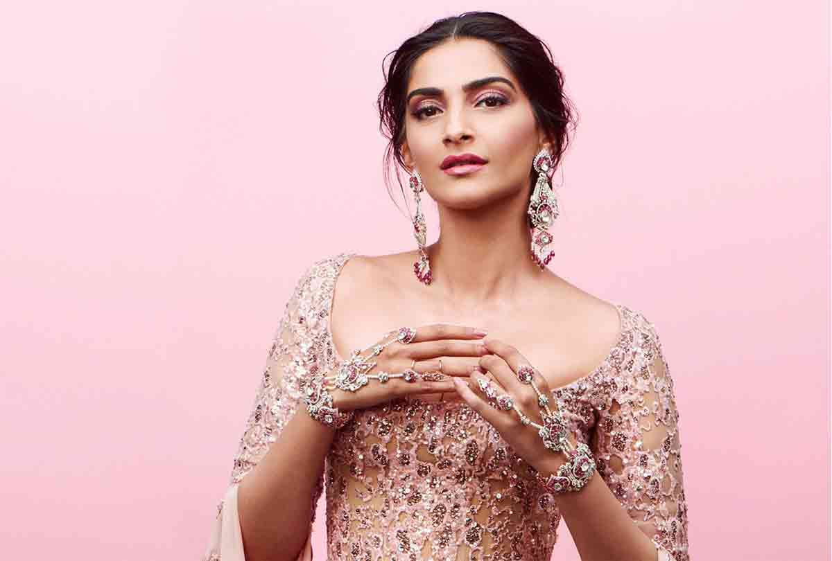 sonam kapoor say sorry to sonakshi sinha in twitter