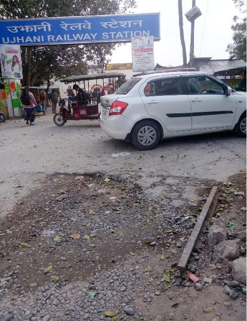 सड़क पर बहते पानी ने बिगाड़ दी रेलवे स्टेशन की सूरत