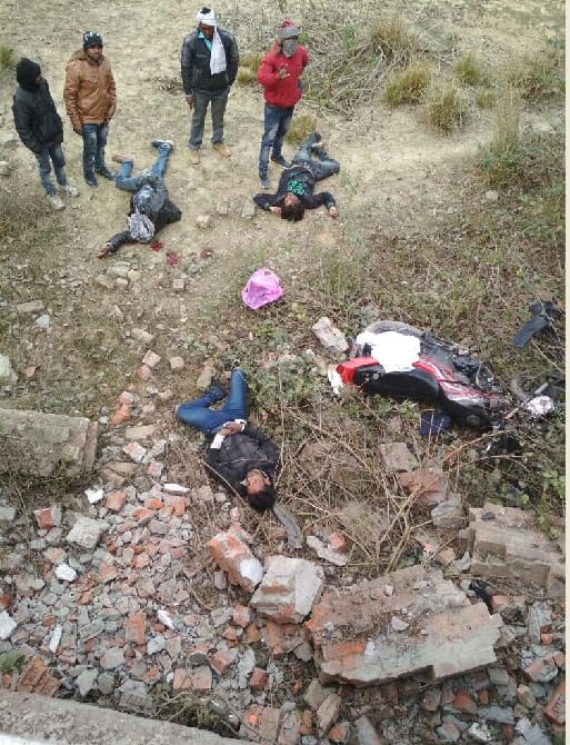 जख्मी दूल्हे की शादी में आते दोस्तों की बाइक पुल से गिरी