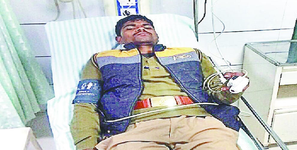 up: encounter between police and accused, a soldier injured, accused absconding