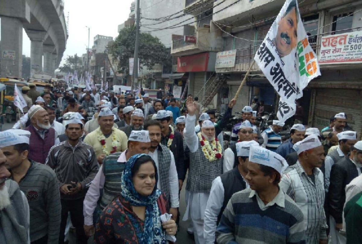 congress leader kiran walia says kejriwal should become padman during pol khol campaign