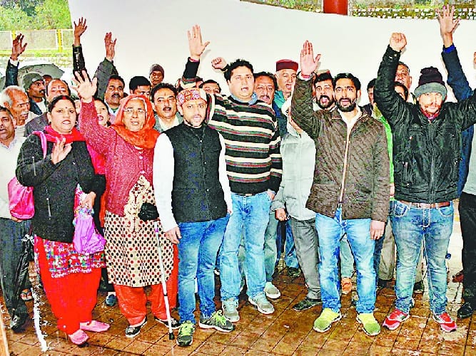 सीमित ने उपायुक्त कार्यालय के बाहर की नारेबाजी