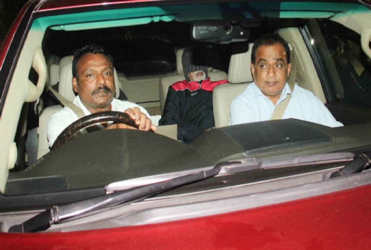 amitabh bachchan hid is face while coming back from the hospital