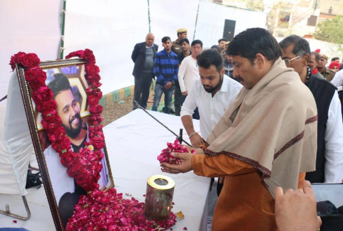 kejriwal and manoj tiwari reached at funeral of youtuber ankit saxena