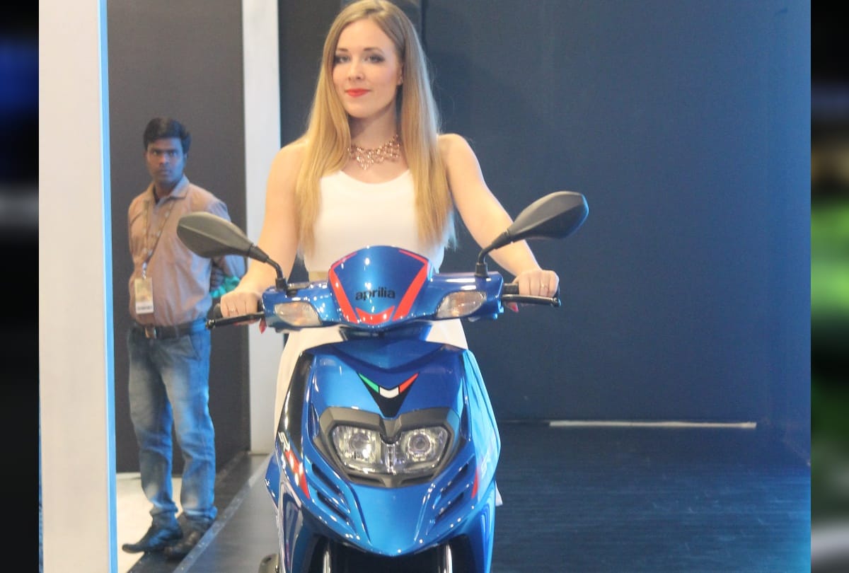 autoexpo 2018: the truth behind the life of models happiness