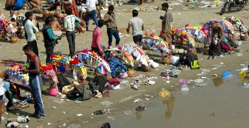 गंगा घाट पर जमी कांवड़ियों की टोलियां