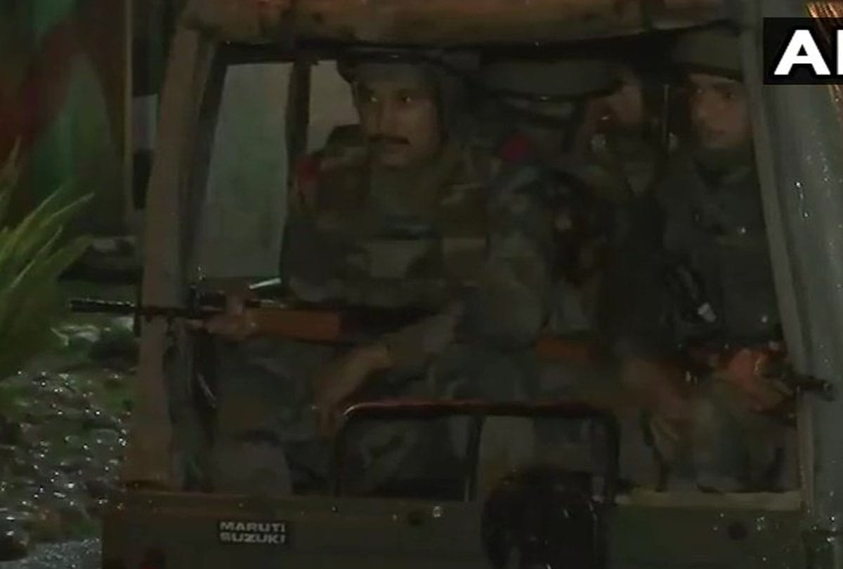militants shoot bank guard in pulwama jammu kashmir