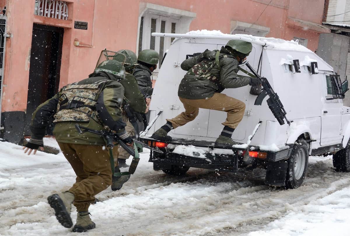 Jammu Kashmir: Encounter live between Indian soldiers and terrorists between heavy snowfall
