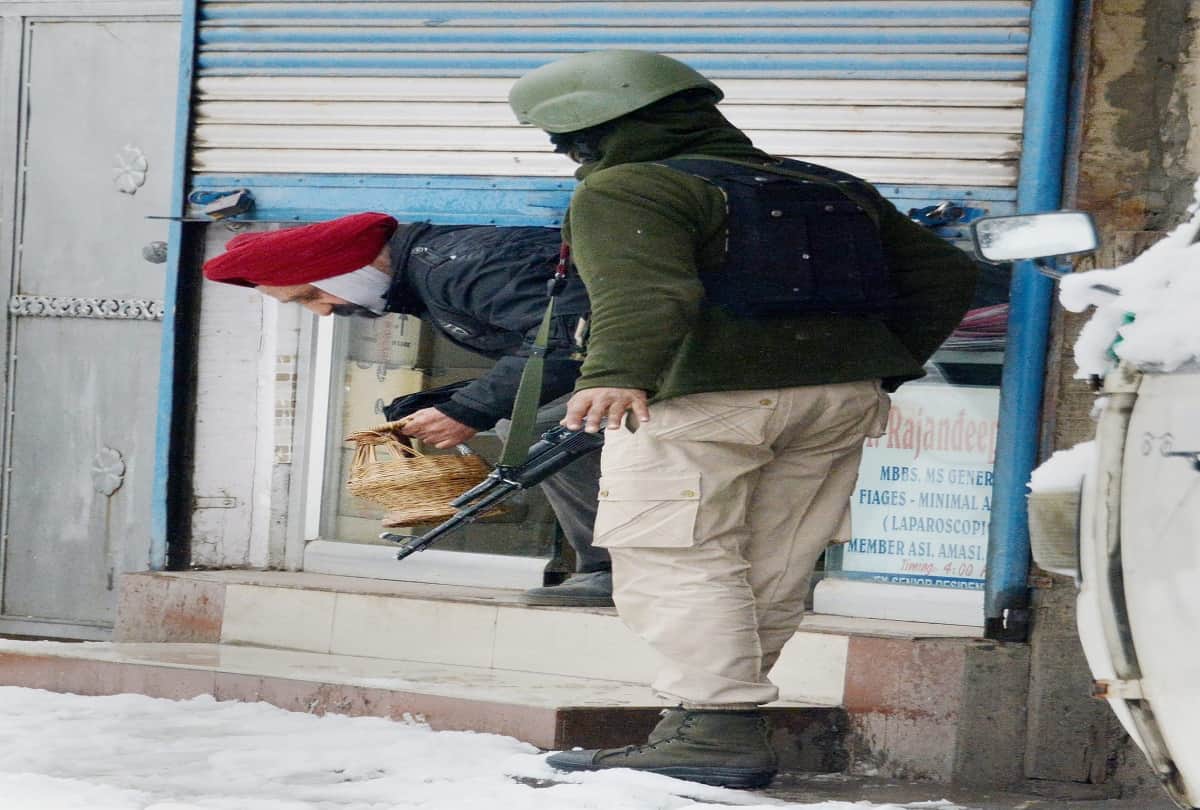 Jammu Kashmir: Encounter live between Indian soldiers and terrorists between heavy snowfall