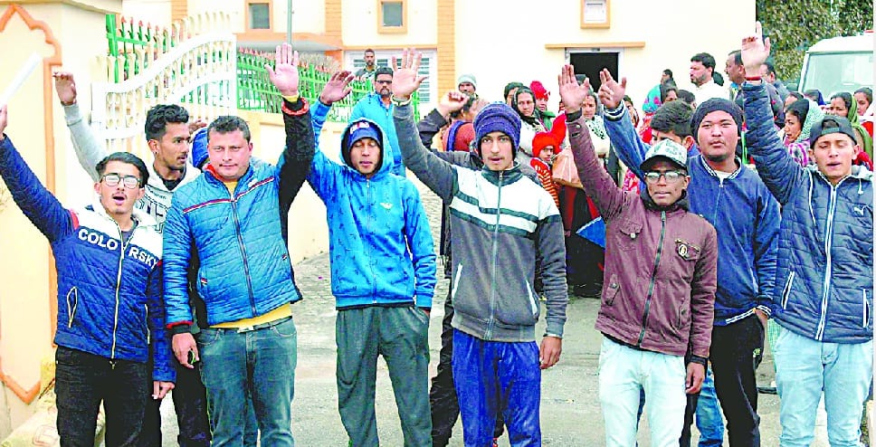 NSUI realiza protesta contra el suministro de agua potable contaminada