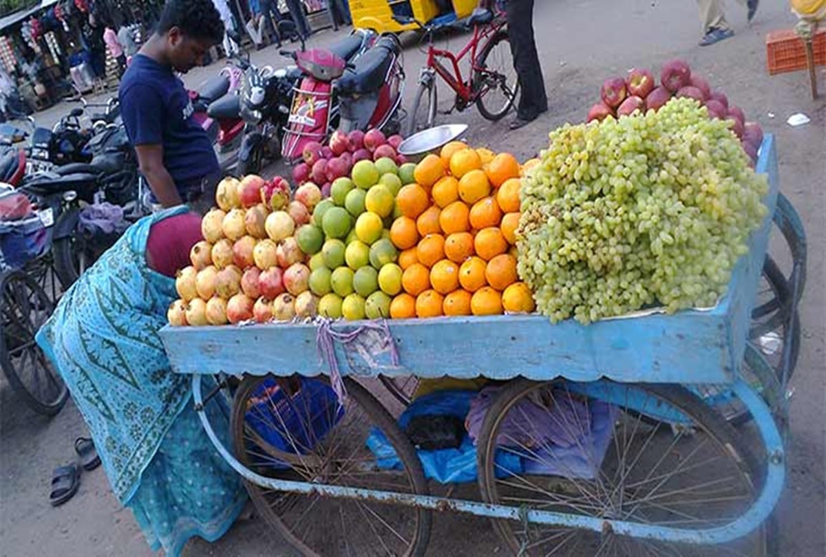video being viral of mumbai Hawkers who kept vegetables in the gutter