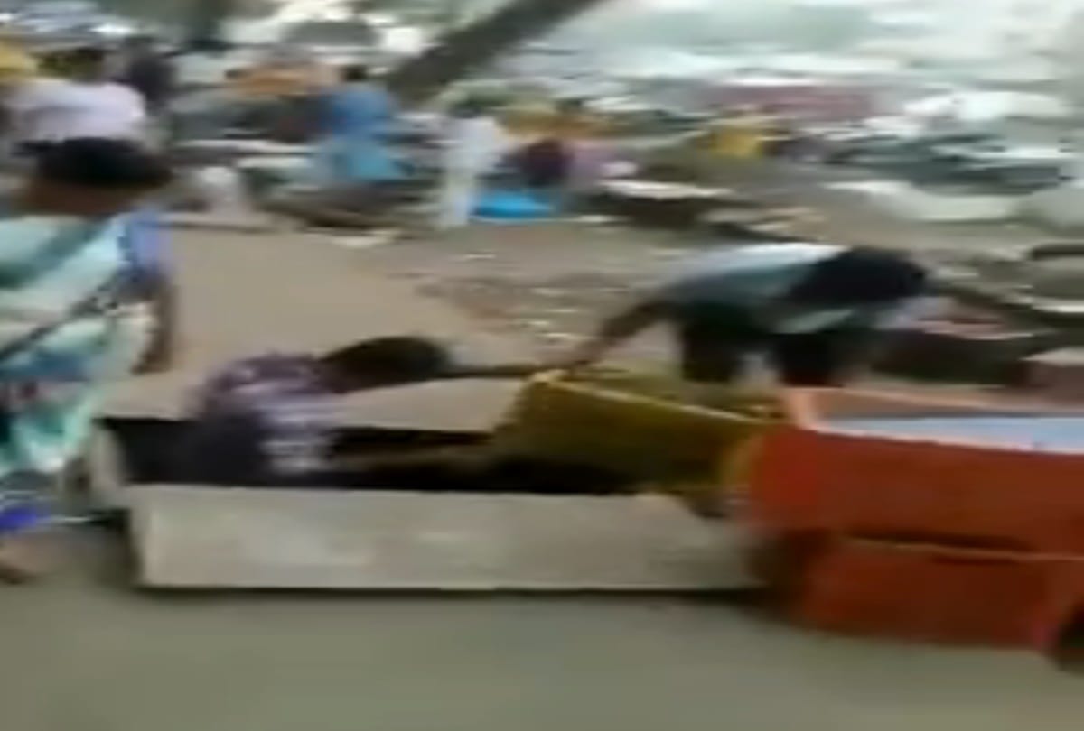 video being viral of mumbai Hawkers who kept vegetables in the gutter
