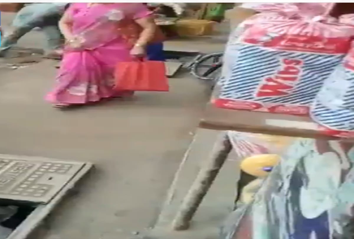 video being viral of mumbai Hawkers who kept vegetables in the gutter