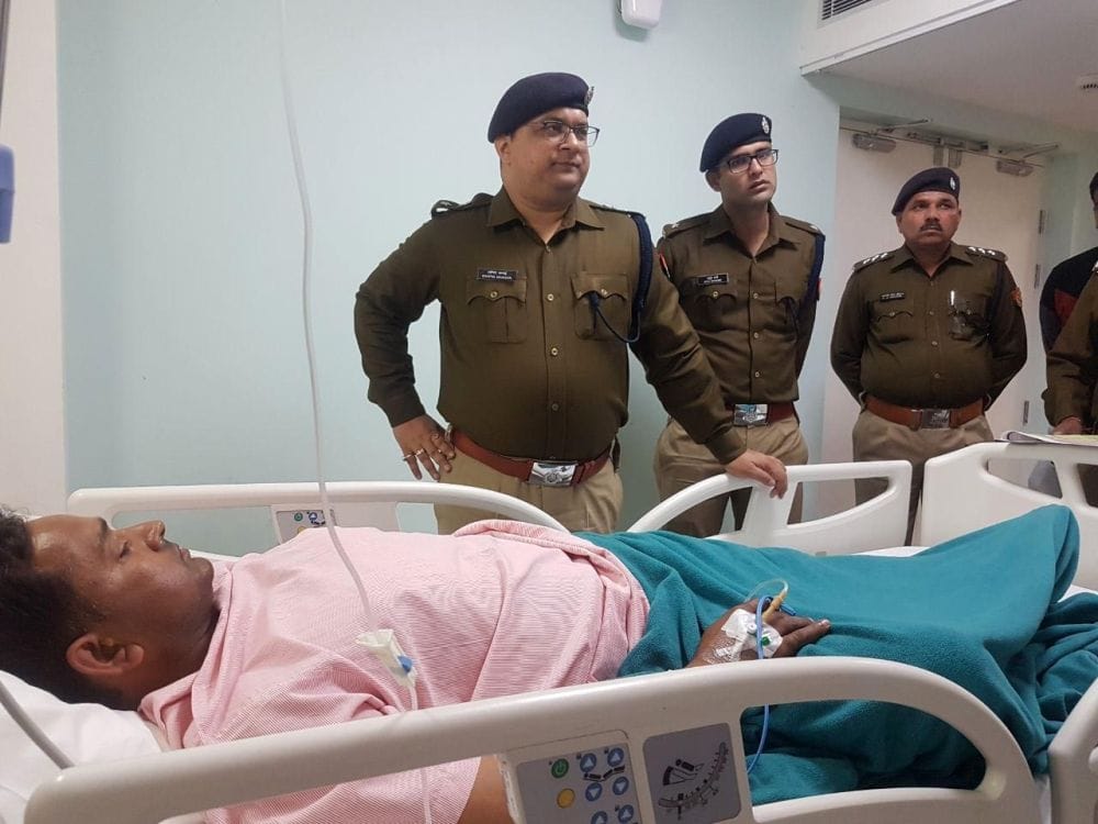 mathura firing between police and robbers