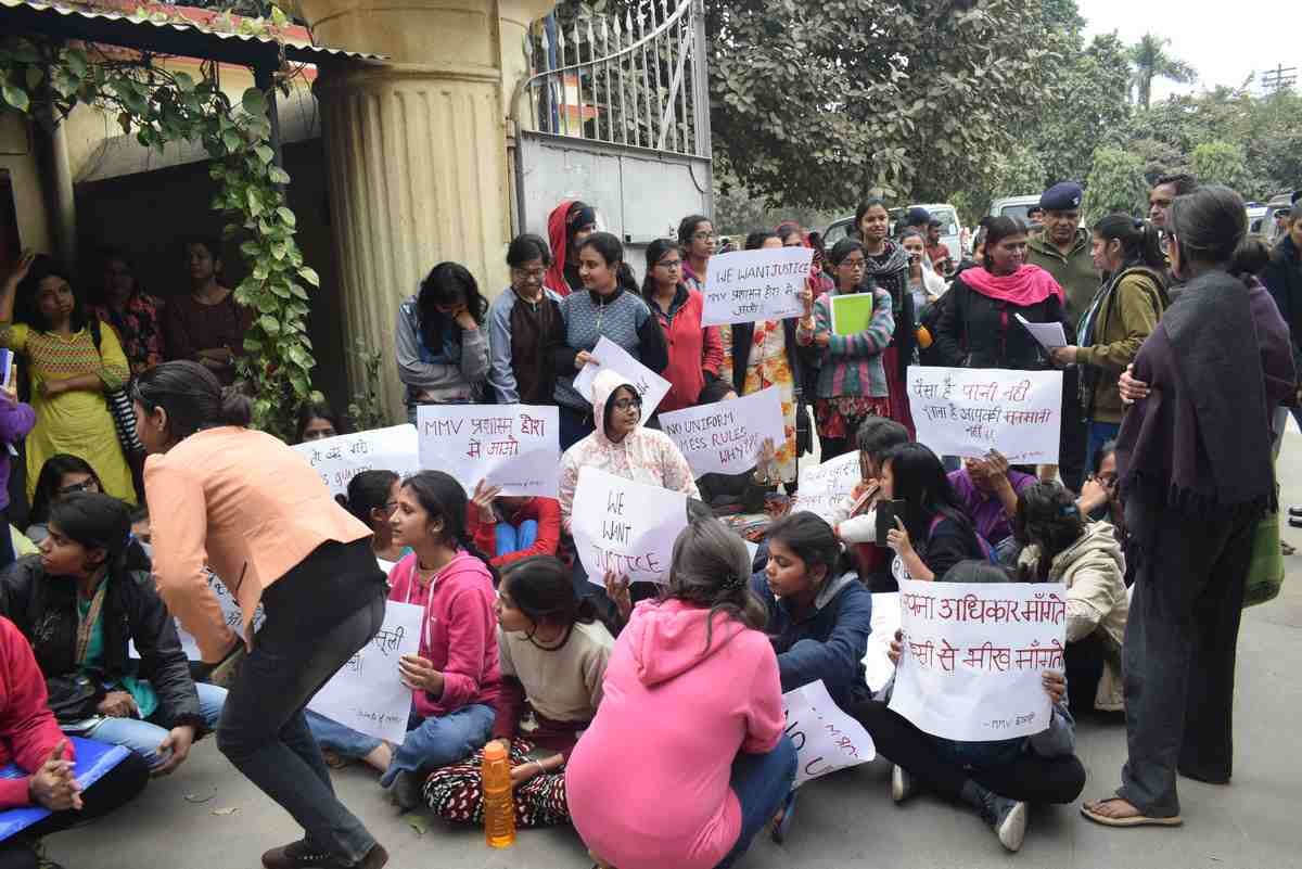 BHU girls protest again against administration