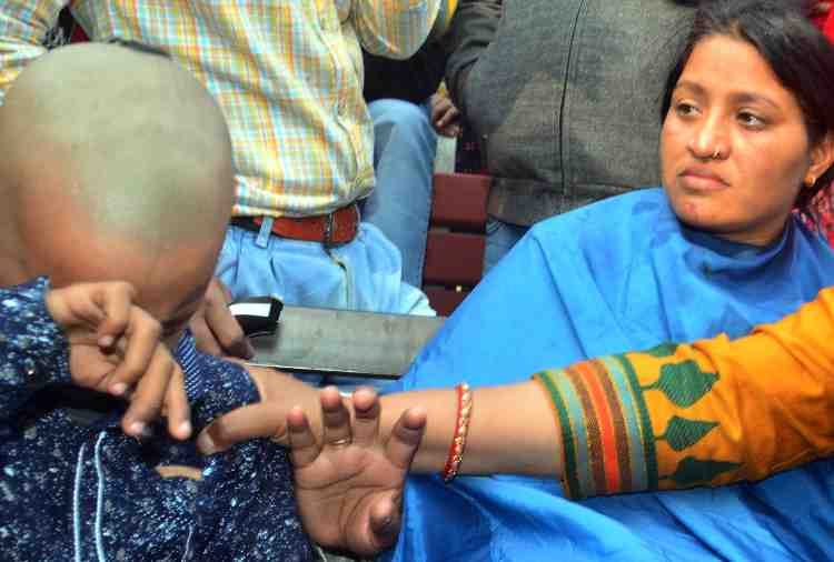 lady shaved off head with son in karnal of haryana
