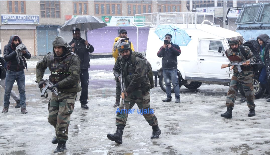 encounter between terrorist and crpf jawans  in srinagar