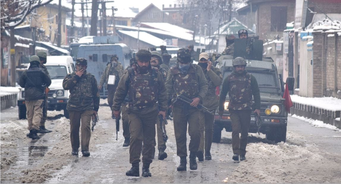 PICTURES OF KARAN NAGAR ENCOUNTER IN SNOWFALL AT SRINAGAR