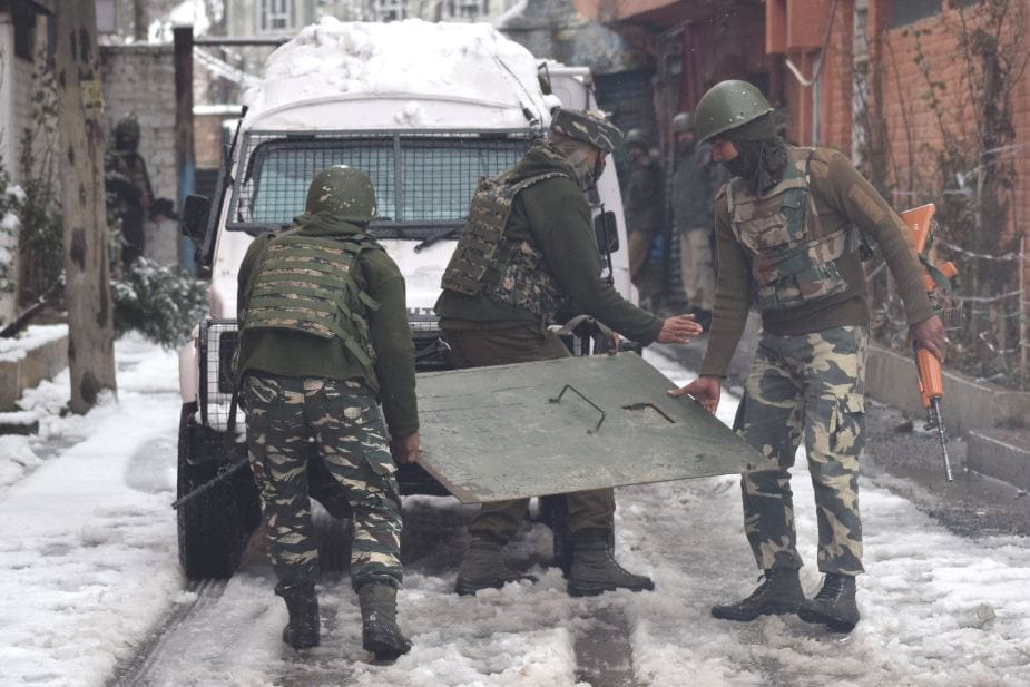 PICTURES OF KARAN NAGAR ENCOUNTER IN SNOWFALL AT SRINAGAR