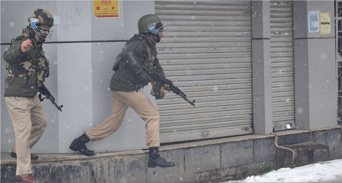 PICTURES OF KARAN NAGAR ENCOUNTER IN SNOWFALL AT SRINAGAR