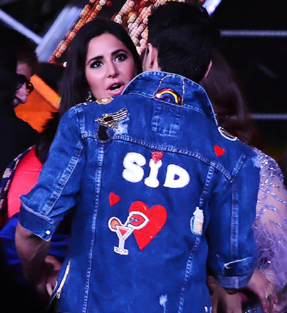 See the awkward hugs of famous super stars in the history of Bollywood 