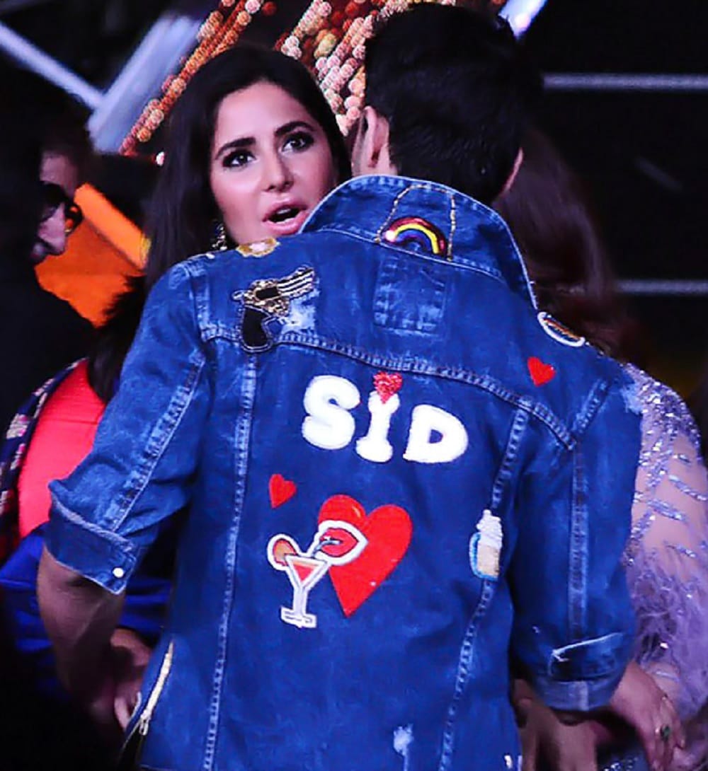 See the awkward hugs of famous super stars in the history of Bollywood 