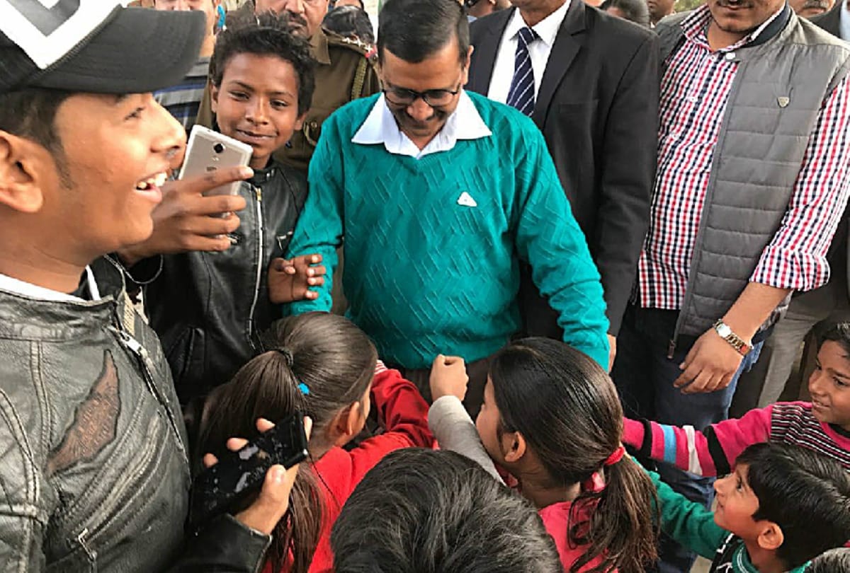congress leader kiran walia says kejriwal should become padman during pol khol campaign