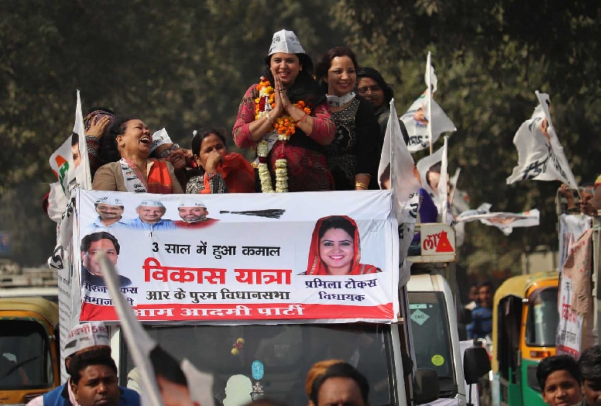 congress leader kiran walia says kejriwal should become padman during pol khol campaign